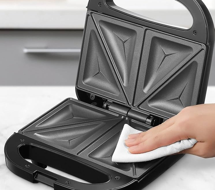 چگونه ساندویچ ساز را تمیز کنیم